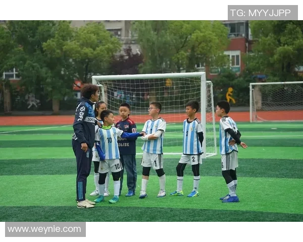 足球明星的孩子们展现可爱风采引发粉丝热议与关注